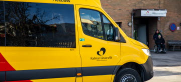 En minibuss från Kalmar länstrafik utanför en hälsocentral.