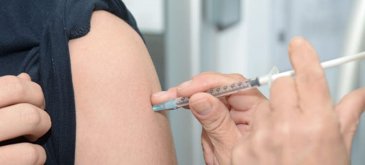 Vaccin sprutas in i överarmen.