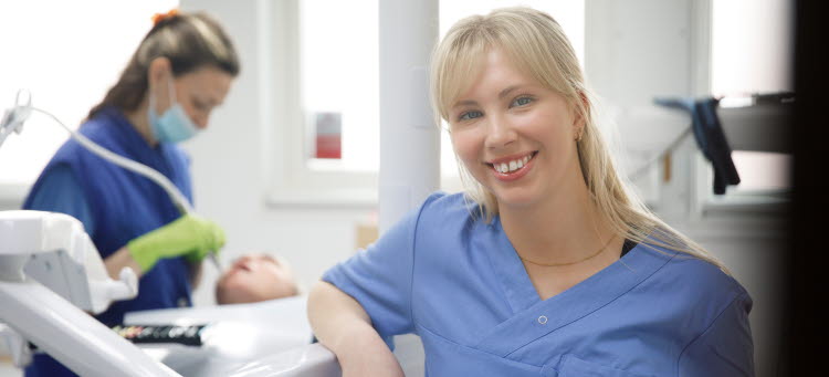 Kvinna i mottagningsrum inom tandvården