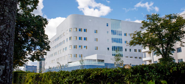 Den nybyggda psykiatribyggnaden som är sju plan hög ovan mark. Byggnaden har rundade hörn.