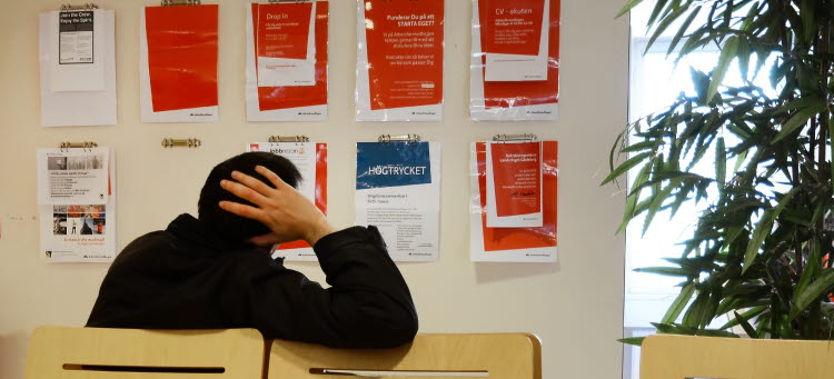 Man sitter i väntrum hos arbetsförmedlingen.
