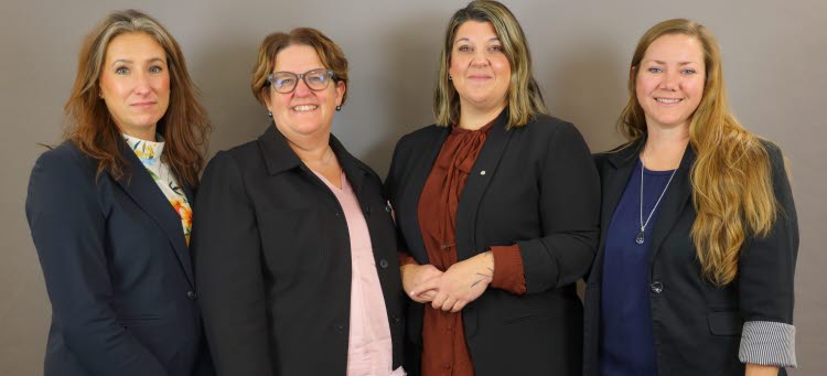 Gruppledarna från regionmajoriteten står tillsammans och tittar in i kameran. Från vänster: Lena Granath (V), Karin Helmersson (C), Angelica Katsanidou (S) och Amie Ringberg (MP).