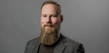 Mathias Landerdahl, ler och tittar in i kameran.