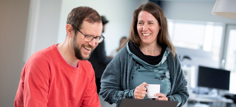 Två personer vid en dator. 