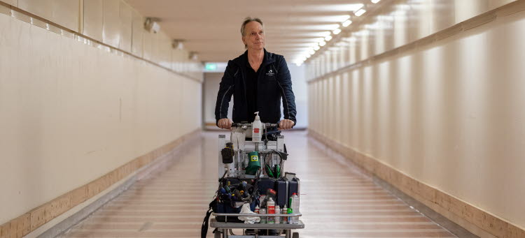 Bosse Karlsson kör servicevagn i korridor