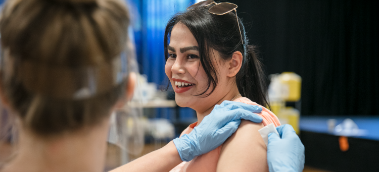 Ung kvinna för en vaccindos.