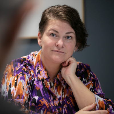 Bild på cancersamordnaren Jessica Eriksson som håller ena handen under hakan.