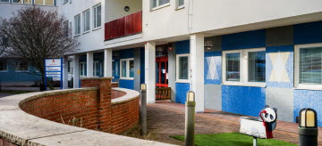 Exteriör bild på på entrén till förlossningen.