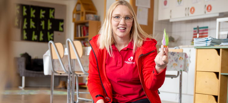 Medarbetare från folktandvården i ett klassrum på skola.