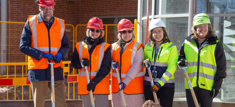 Mattias Adolfson, regionråd, Katarina Lindeblad, barnsköterska, Carina Karlsson, sjuksköterska, Emma Igelström, från Skanska och Anna Holmström, byggprojektledare på regionfastigheter tar ett första spadtag i jordhög med sina spadar.