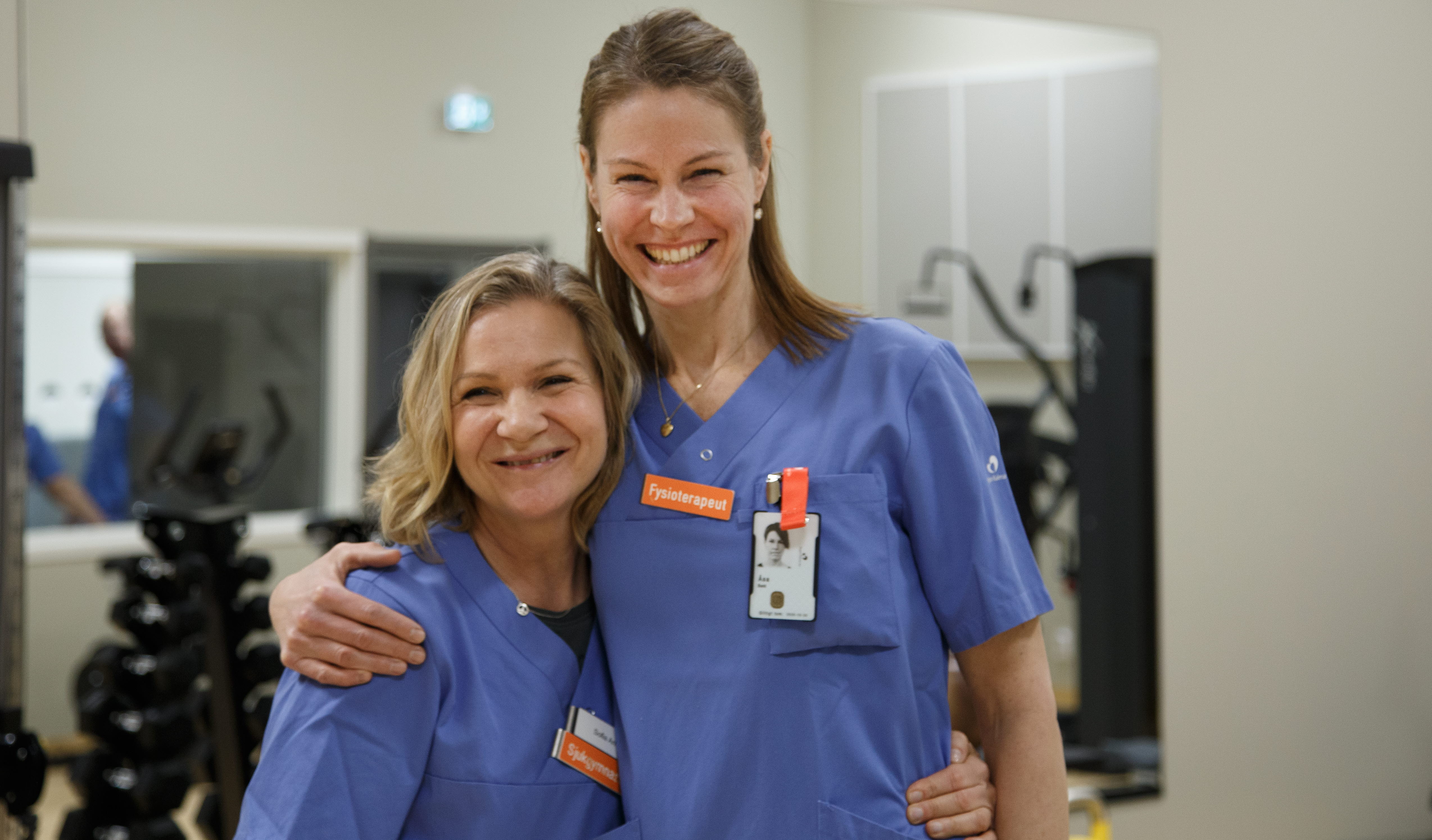 Fysioterapeuterna Sofia Arnros och Åsa Bank ler mot kameran.