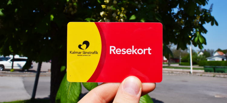 Hand som håller ett av Kalmar länstrafiks resekort.