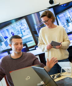 Två medarbetare diskuterar digitala lösningar.