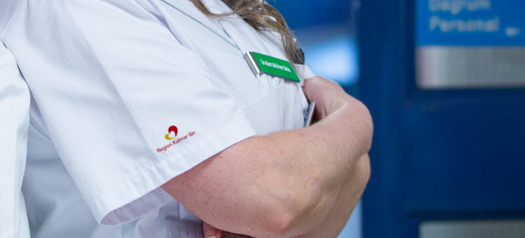Vårdklädd anställd inom Region Kalmar län.