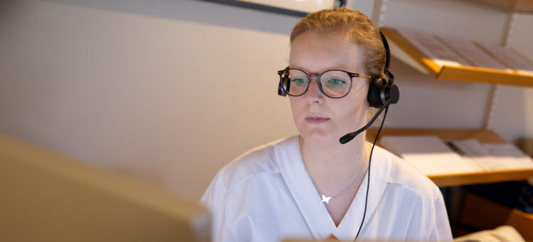 Medicinska sekreterare vid en dator