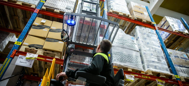 Person kör truck i förråd
