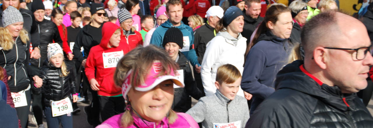 En stor samling människor i ett motionslopp.