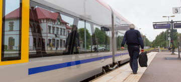 Tågförare går längs en tågperrong.