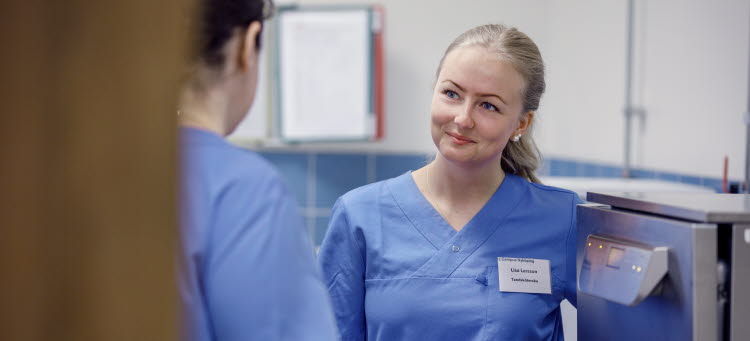 Två personer i vårdkläder