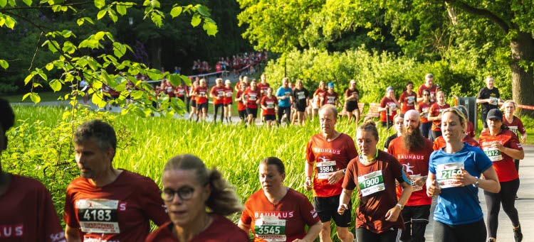 Löpare i led under Blodomloppet.