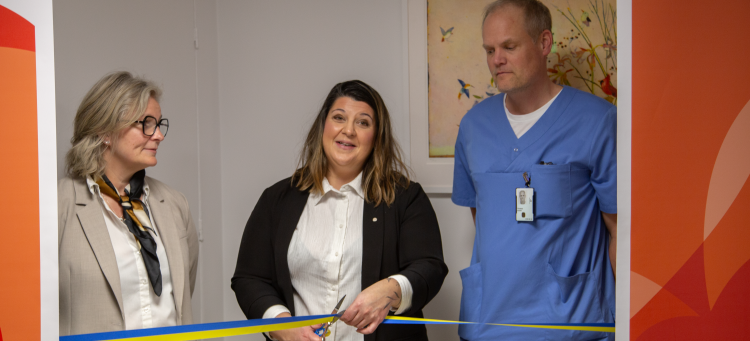 Pernilla Strömberg, avdelningschef, Angelica Katsanidou, regionstyrelsens ordförande, Thomas Renström, sjukhuskemist på klinisk kemi och transfusionsmedicin i Västervik klippte bandet för de nya lokalerna.