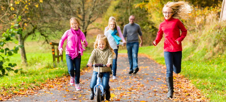 Familj ute på en rask höstpromenad.