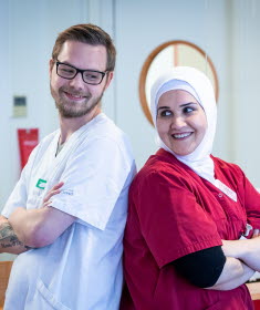 Två medarbetare diskuterar digitala lösningar.