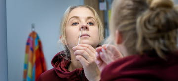 Bild på person som tar ett covid-19-test i näsan.