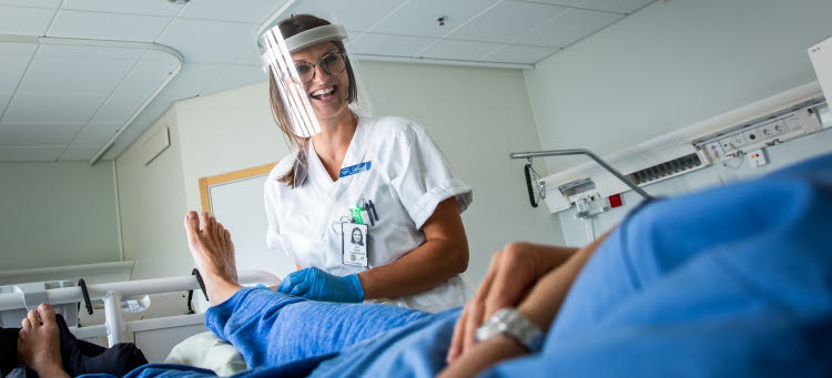 Sjuksköterska vid en patient.