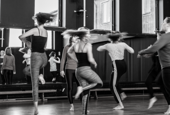 Dansande folkhögskoleelever.