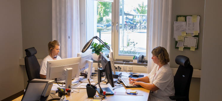 Medicinska sekreterare arbetar på ett kontor.