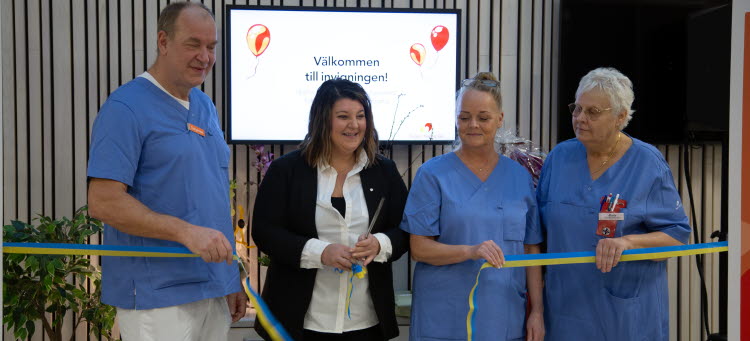 Bild när regionstyrelsens ordförande Angelica Katsanidou (S) klipper det blågula bandet. Bredvid står Gunnar Carlsson områdeschef för Samrehab, Ceclia Svedin klinikchef Folktandvården Oskarshamn och Marie Jonsson verksamhetschef på hälsocentralen. 