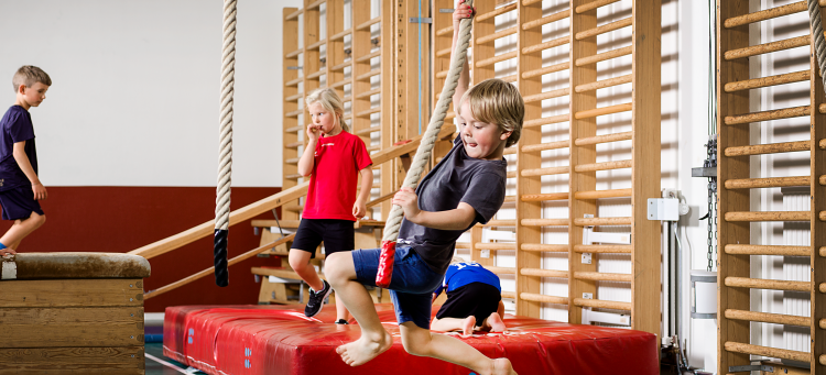 Barn som leker i en gymnastiksal.