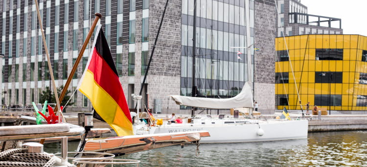 En tysk flagga på en båt i Kalmar gästhamn