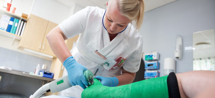 Vårdanställd som behandlar en patient.