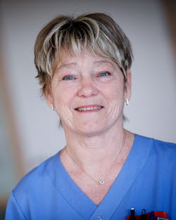 Marie Bouveng tittar in i kameran.