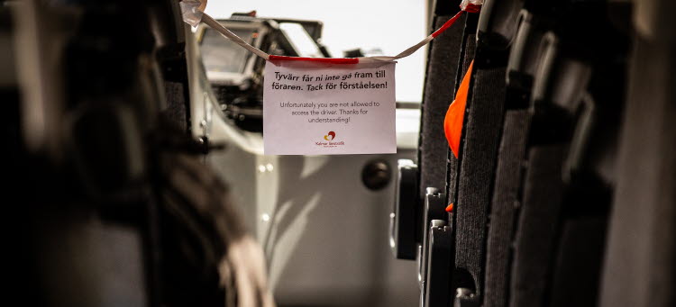 Bild i en buss med skylt att man inte får gå fram till föraren.