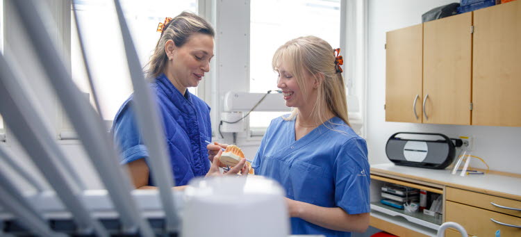 Kvinna i ett mottagningsrum i tandvården