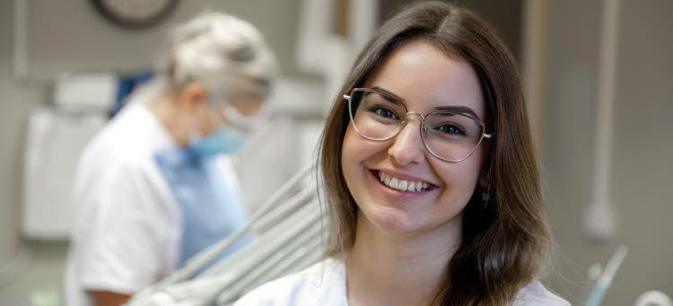 Kvinna på en tandvårdsklinik.