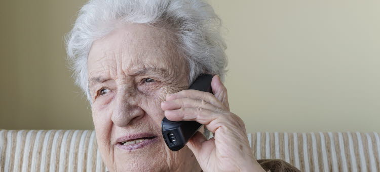 Äldre person som talar i telefon.