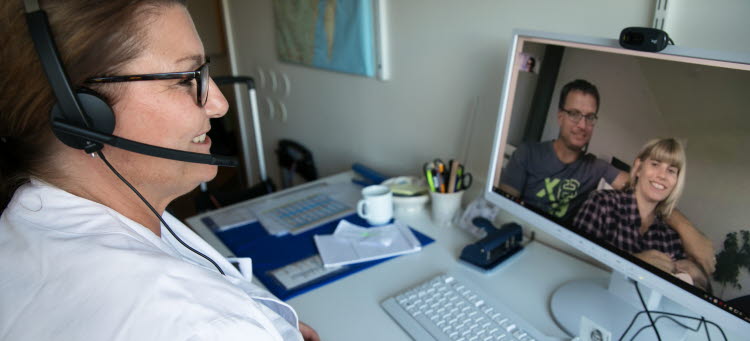 Vårdåpersonal pratar med patienter vida video.