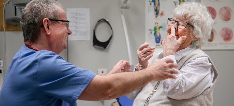 Läkare gör undersökning på äldre kvinna