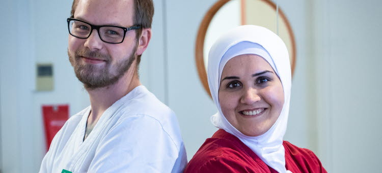 Tre medarbetare står tillsammans utomhus