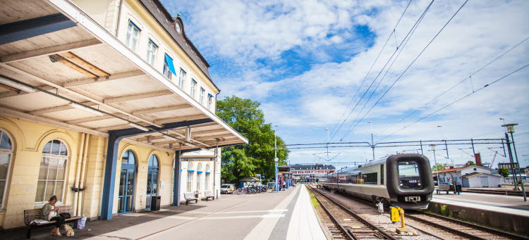 Kalmar central och ett tåg på perrongen.